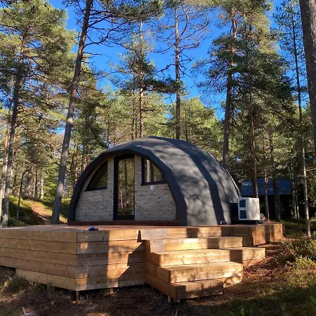 Pokemaja Nõva Männimetsas Semesterbostad